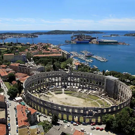 Apartments With A Swimming Pool Pula - 7356 Apartment