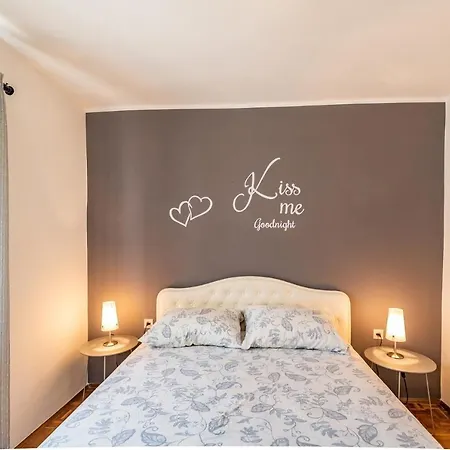 Apartments With Swimming Pool Pula - 7356